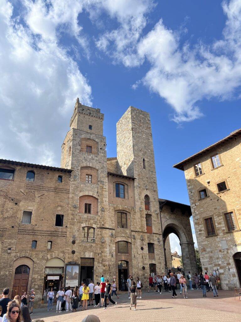 Piazza Della Cisterna | San Gimignano | Places to visit in Tuscany